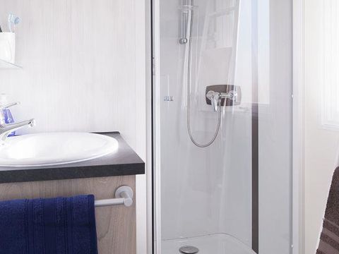 MOBILHOME 5 personnes - remium 30m² (2 chambres) + terrasse couverte 10m² + draps + serviettes + LV + TV 4/5 pers. MOBILHOME 5 personnes - remium 30m² (2 chambres) + terrasse couverte 10m² + draps + serviettes + LV + TV 4/5 pers.