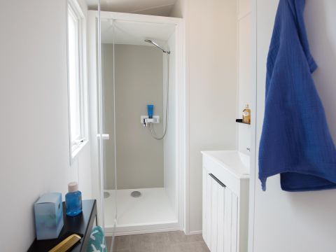 MOBILHOME 6 personnes - Premium 30m² (3 chambres) + terrasse 15m² + draps + serviettes + LV + TV 6 pers. MOBILHOME 6 personnes - Premium 30m² (3 chambres) + terrasse 15m² + draps + serviettes + LV + TV 6 pers.