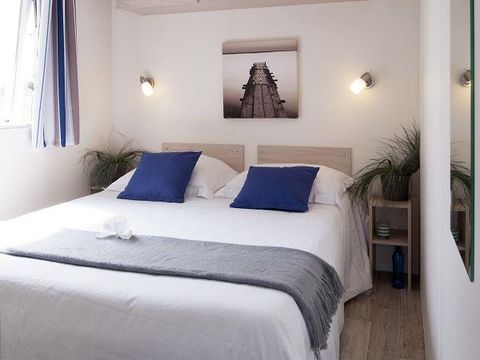 MOBILHOME 4 personnes - Standard 25m² (2 chambres) + terrasse 6m² à 10m² + TV | 4 personnes