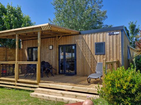 MOBILHOME 4 personnes - Homeflower premium 29m² (2 chambres) + CLIM + terrasse semi-couverte + TV + draps + serviettes | 4 personnes