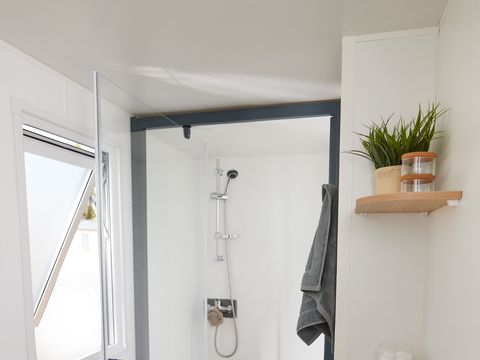 MOBILHOME 4 personnes - Homeflower premium 29m² (2 chambres) + CLIM + terrasse semi-couverte + TV + draps + serviettes | 4 personnes