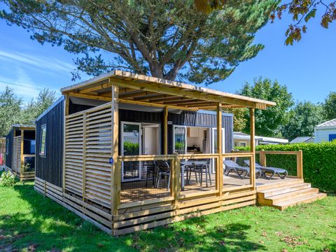 MOBILHOME 4 personnes - Homeflower premium 29m² (2 chambres) + CLIM + terrasse semi-couverte + TV + draps + serviettes | 4 personnes