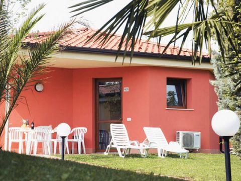 BUNGALOW 6 personnes - 2 Chambres | Capacité 6 personnes | Petite Terrasse | 1 Salle de bain | Climatisation | TV