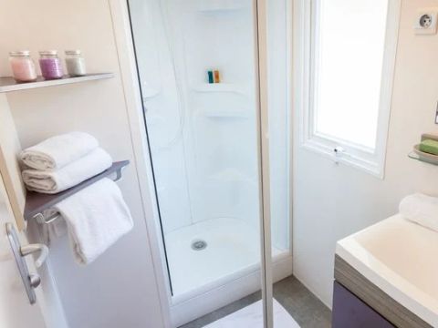 MOBILHOME 6 personnes - Comfort | 2 Chambres | Capacité 4-6 personnes | Terrasse semi-couverte | 1 Salle de bain | Climatisation