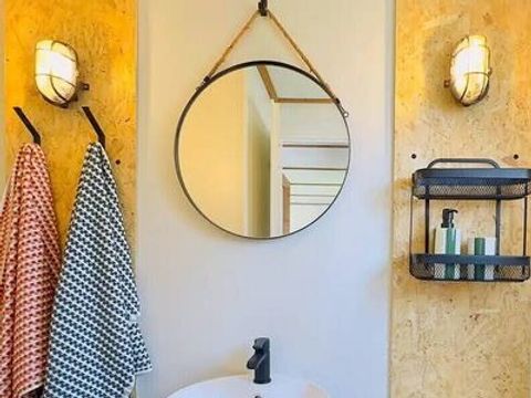 HÉBERGEMENT INSOLITE 4 personnes - Tiny House | 2 Ch. | 4 Pers. | Terrasse surélevée | 1 SDB | Clim.