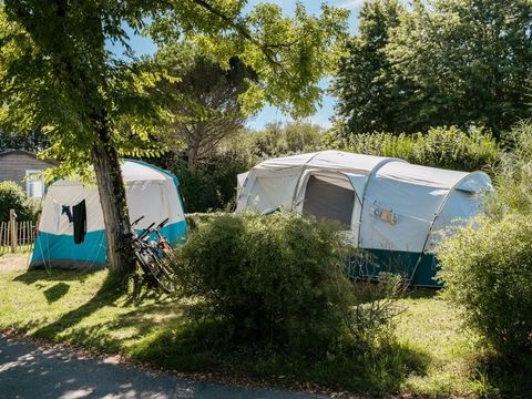 Emplacement - Forfait Confort (1 tente, caravane ou camping-car / 1 voiture / électricité)