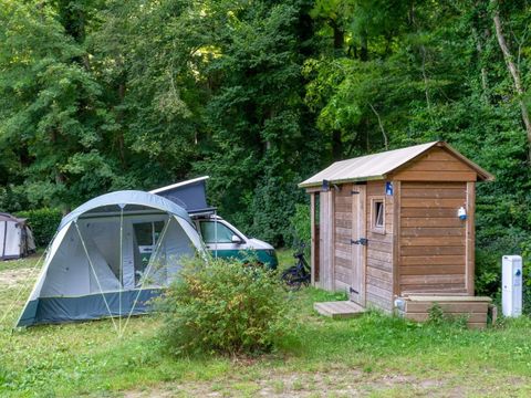 Emplacement - NOUVEAUTE : Forfait Premium : emplacement 10A équipé d'une Freecamp (cabane avec sanitaires)