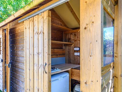 Emplacement - NOUVEAUTE : Forfait Premium : emplacement 10A équipé d'une Freecamp (cabane avec sanitaires)
