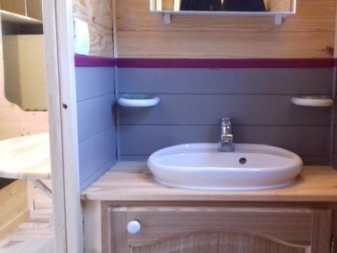 HÉBERGEMENT INSOLITE 2 personnes - Roulotte 11 m² - 1 chambre + terrasse 7 m² (Animaux interdits)