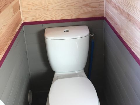 Hébergement 2 personnes - Roulotte 11 m² - 1 chambre + terrasse 7 m² (Animaux interdits)