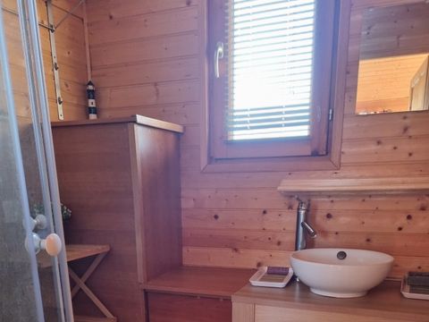 CHALET 5 personnes - 31 Chalet Soleil couchant 35m² + lave vaisselle + Terrasse couverte + Télévision 1/5 pers