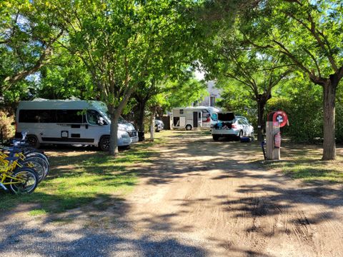 Emplacement - Emplacement camping 2p + 1 voiture + tente ou caravane + électricité