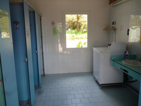 Emplacement - sans électricité (mini 120m²) : tente, camping-car ou caravane + 1 voiture