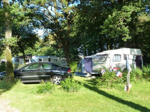 Emplacement - sans électricité (mini 120m²) : tente, camping-car ou caravane + 1 voiture