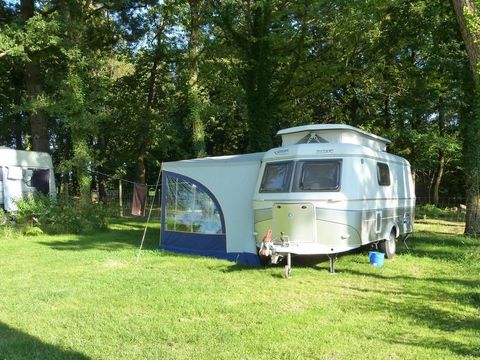 Emplacement - sans électricité (mini 120m²) : tente, camping-car ou caravane + 1 voiture