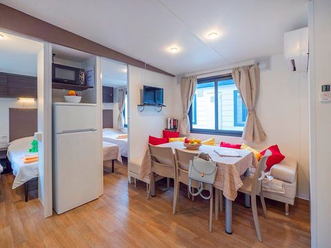 MOBILHOME 6 personnes - Premium | 3 Ch. | 6 Pers. | Terrasse surélevée | Clim. | TV