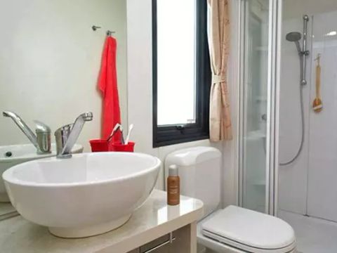 MOBILHOME 6 personnes - Comfort | 2 Chambres | Capacité 4-6 personnes | Terrasse semi couverte | 1 Salle de bain | Climatisation