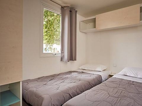 MOBILHOME 6 personnes - Confort | 2 Chambres | Capacité 4-6 personnes | Terrasse semi couverte | 1 Salle de bain | Climatisation