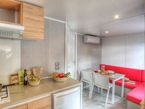 BUNGALOW 4 personnes - Mobil-home | Classic | 2 Ch. | 4 Pers. | Terrasse surélevée | 2 SDB | Clim. | TV