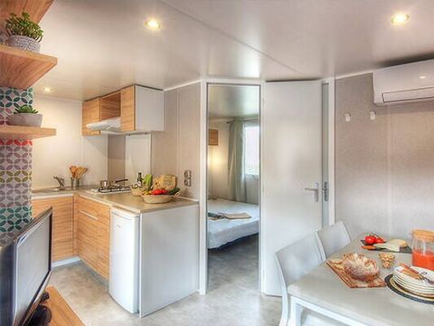BUNGALOW 4 personnes - Mobil-home | Classic | 2 Ch. | 4 Pers. | Terrasse surélevée | 2 SDB | Clim. | TV