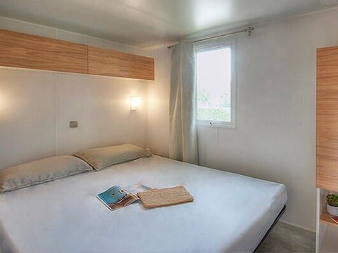 BUNGALOW 4 personnes - Mobil-home | Classic | 2 Ch. | 4 Pers. | Terrasse surélevée | 2 SDB | Clim. | TV