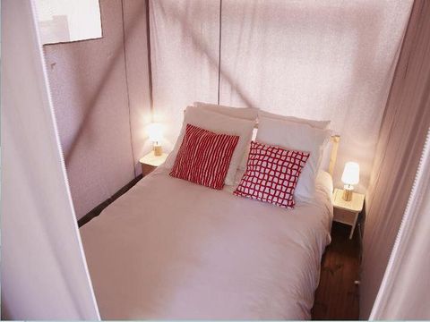 TENTE TOILE ET BOIS 4 personnes - Cabane Lodge Bois sur pilotis Standard 34m² (2 chambres) dont terrasse couverte de 11m² + TV 4 pers.