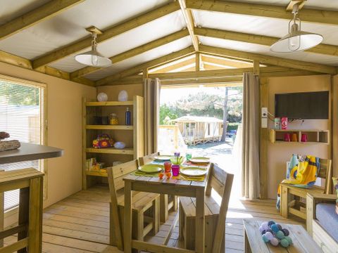 Tente en toile et en bois 4 personnes - Sweetflower sur pilotis Confort 43m² (2 chambres) + terrasse semi-couverte de 11 m² + TV - 4 pers
