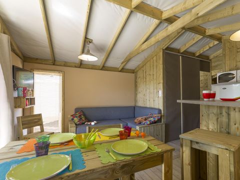 Tente en toile et en bois 4 personnes - Sweetflower sur pilotis Confort 43m² (2 chambres) + terrasse semi-couverte de 11 m² + TV - 4 pers