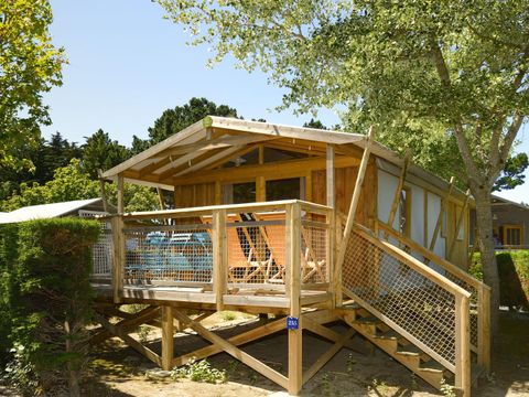 Tente en toile et en bois 4 personnes - Sweetflower sur pilotis Confort 43m² (2 chambres) + terrasse semi-couverte de 11 m² + TV - 4 pers