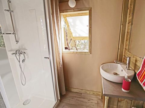 Tente en toile et en bois 4 personnes - Sweetflower sur pilotis Confort 43m² (2 chambres) + terrasse semi-couverte de 11 m² + TV - 4 pers