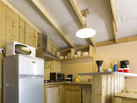 Tente en toile et en bois 4 personnes - Sweetflower sur pilotis Confort 43m² (2 chambres) + terrasse semi-couverte de 11 m² + TV - 4 pers