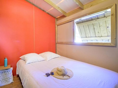 Tente en toile et en bois 4 personnes - Sweetflower sur pilotis Confort 43m² (2 chambres) + terrasse semi-couverte de 11 m² + TV - 4 pers