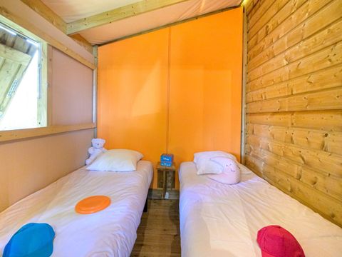 Tente en toile et en bois 4 personnes - Sweetflower sur pilotis Confort 43m² (2 chambres) + terrasse semi-couverte de 11 m² + TV - 4 pers