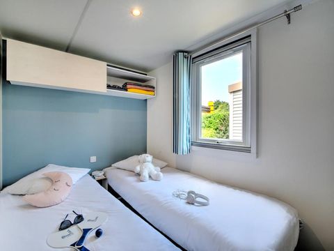 MOBILHOME 6 personnes - Homeflower Premium 35m² (3 chambres) + CLIM + terrasse semi-couverte + TV + draps + serviettes 6 pers.