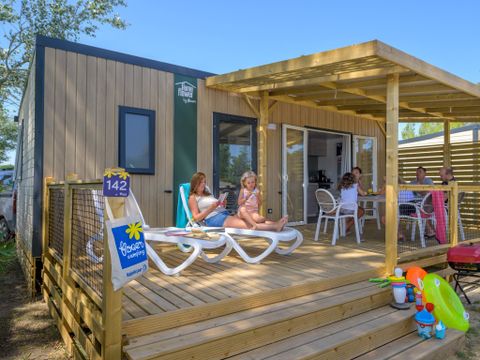 MOBILHOME 6 personnes - Homeflower Premium 35m² (3 chambres) + CLIM + terrasse semi-couverte + TV + draps + serviettes 6 pers.