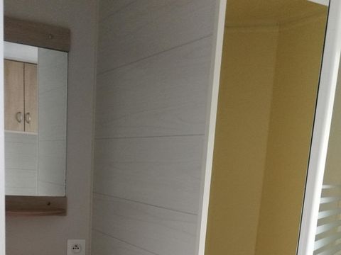 MOBILHOME 6 personnes - Mobilhome DUO - 2 chambres, 2 salles de bain, 2 WC, 1 canapé-lit, lave vaisselle, 43,5m² terrasse comprise 1/6 pers