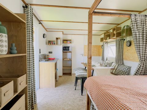 HÉBERGEMENT INSOLITE 2 personnes - Karlotte Vue Mer Premium 23m² -2 ch -Terrasse -TV -Clim - Plancha- avec sanitaires - Prix pour 2 personnes