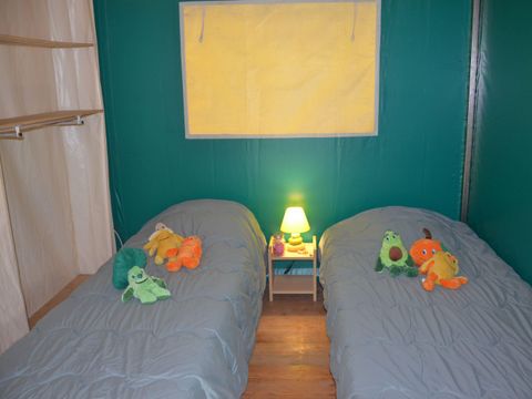 Bungalow toilé 4 personnes - Tentes Toilées Standard 25m² - 2 chambres - Sans sanitaire