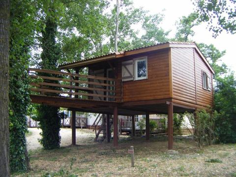 CHALET 4 personnes - sur pilotis à 2mètres de hauteur 2/4 places 30m²
