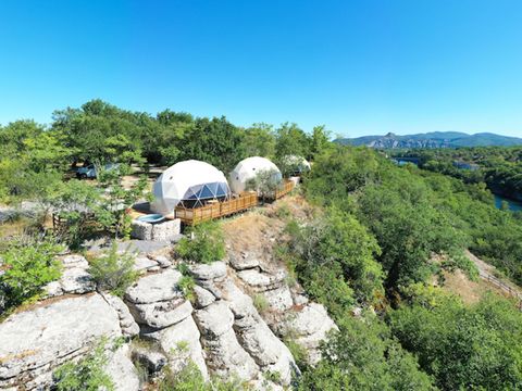 Hébergement 4 personnes - Bulle Insolite et SPA Premium Sérénité