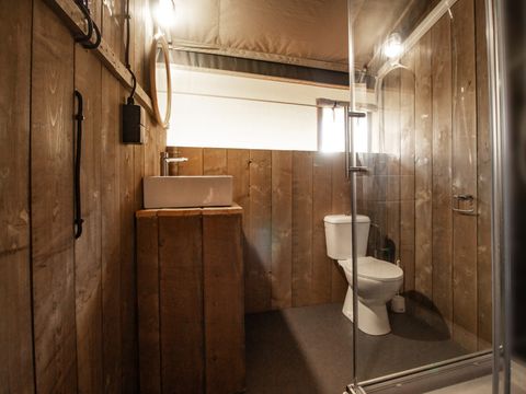 Tente en toile et en bois 5 personnes - Polari - Tente Safari + sanitaires + climatisation (6P)