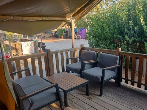 Tente en toile et en bois 5 personnes - Tente safari coucher de soleil + sanitaires + air conditionné (6P)