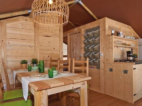 Tente en toile et en bois 5 personnes - Tente safari coucher de soleil + sanitaires + air conditionné (6P)