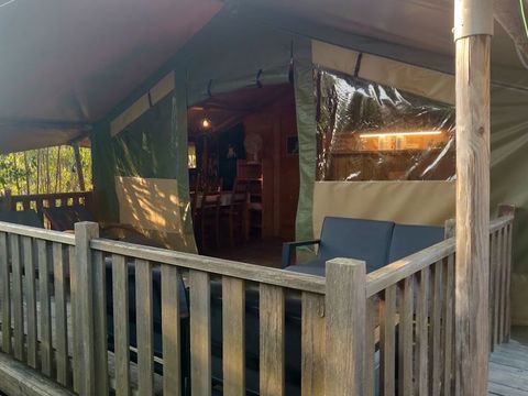 Tente en toile et en bois 5 personnes - Tente safari coucher de soleil + sanitaires + air conditionné (6P)