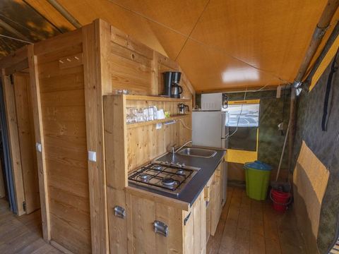 Tente en toile et en bois 5 personnes - Tente safari coucher de soleil + sanitaires + air conditionné (6P)