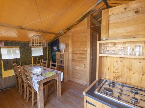 Tente en toile et en bois 5 personnes - Tente safari coucher de soleil + sanitaires + air conditionné (6P)