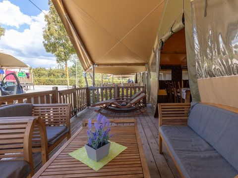 Tente en toile et en bois 5 personnes - Tente safari coucher de soleil + sanitaires + air conditionné (6P)