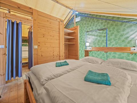 Tente en toile et en bois 5 personnes - Tente safari coucher de soleil + sanitaires + air conditionné (6P)