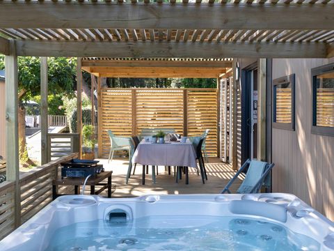 MOBILHOME 6 personnes - EXCLUSIF - 3 chambres - 2 salles d'eau - SPA privatif - vue mer