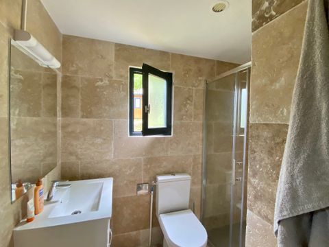 CHALET 5 personnes - en bois - 2 chambres + terrasse CHALET 5 personnes - en bois - 2 chambres + terrasse
